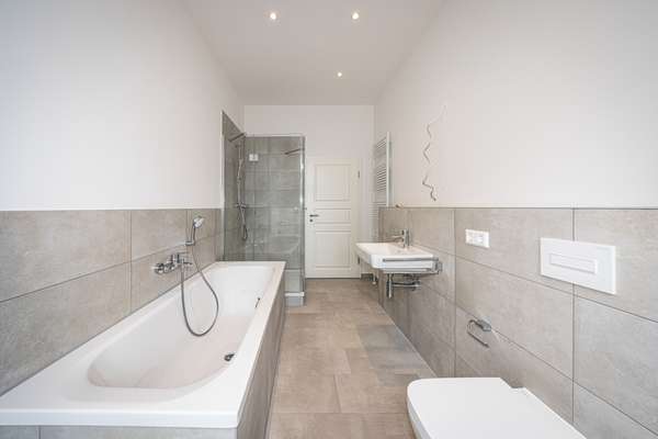 Mit Dusche und Wanne