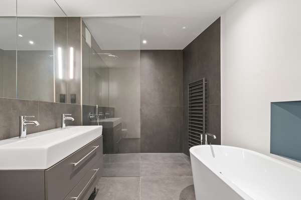 Mit Dusche und Wanne