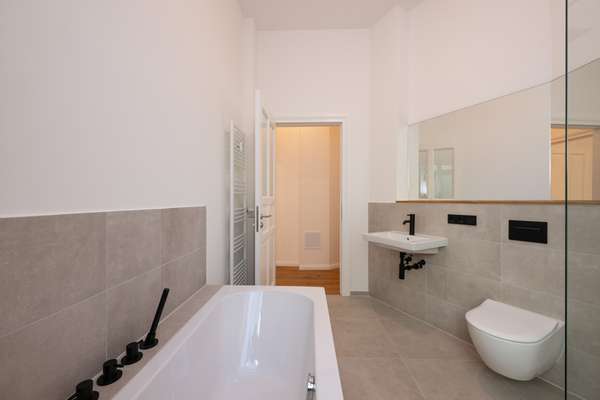 Mit Dusche und Wanne