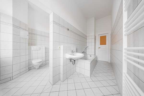 Bad mit Wanne + Dusche