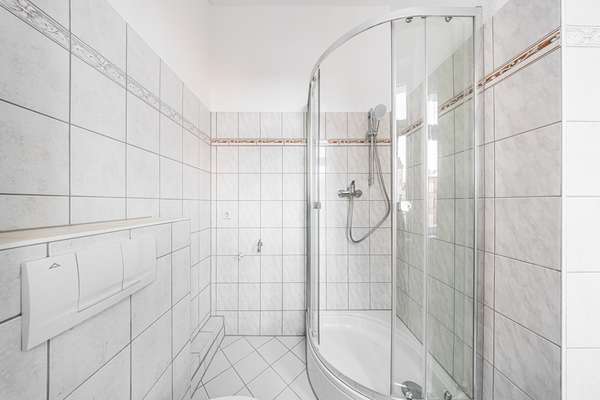 Bad mit Wanne + Dusche