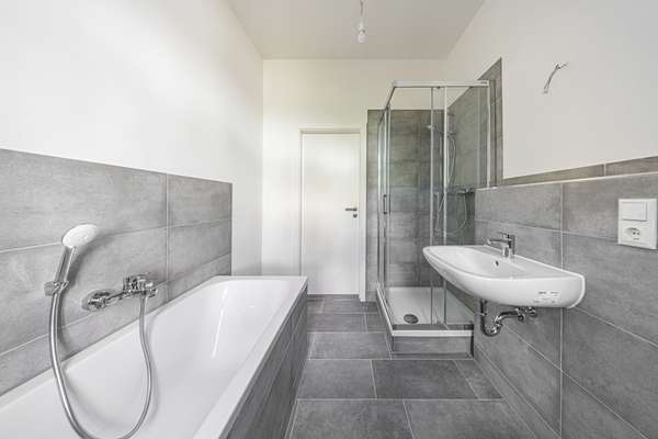 Mit Dusche und Wanne