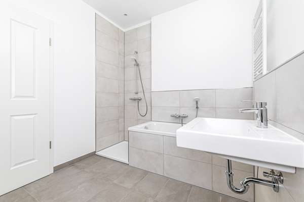 Badewanne und Dusche 