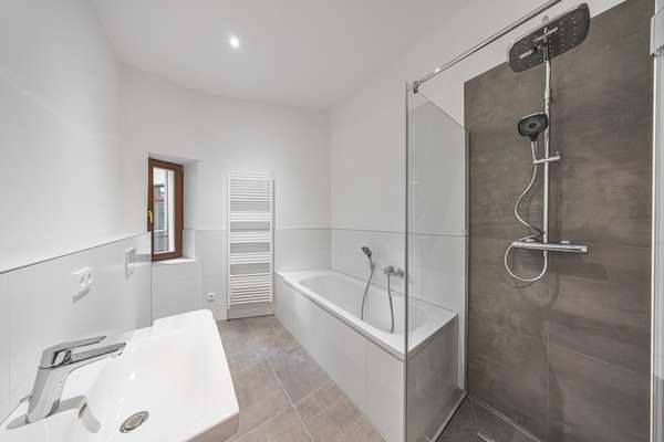 Mit Dusche und Wanne
