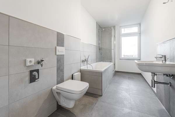 Badezimmer mit Dusche und Wanne