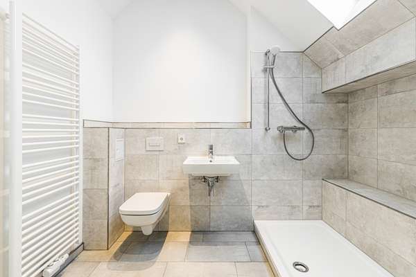 Modernes Duschbad