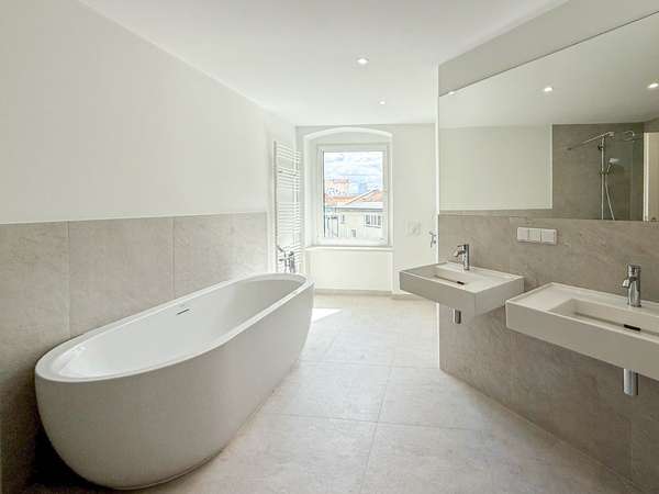 Mit Dusche und Wanne