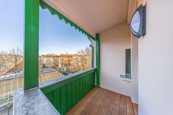 Mit Balkon