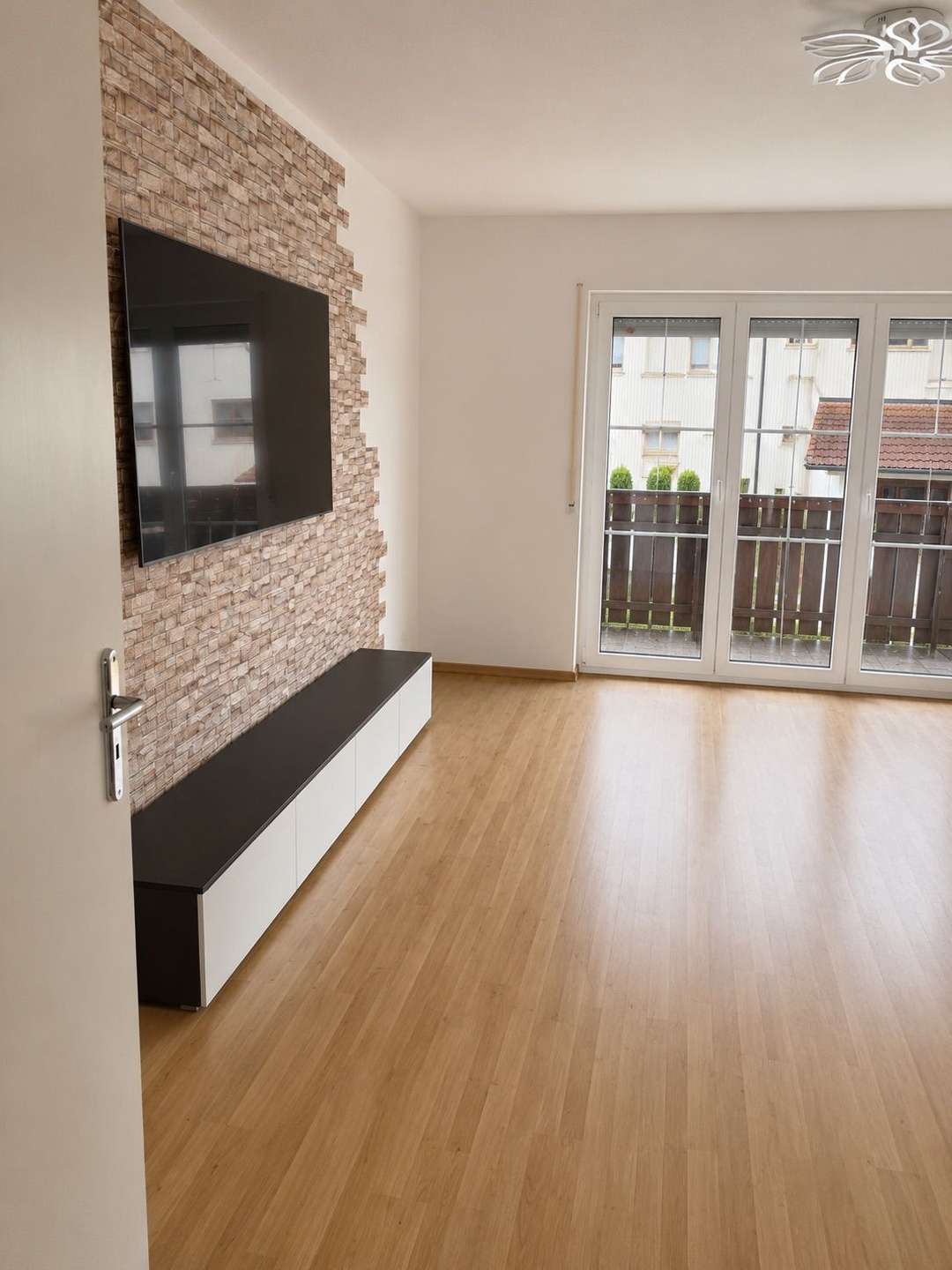 Nachmieter gesucht! Großzügige 3 Zimmer mit Einbauküche, Balkon und Stellplatz