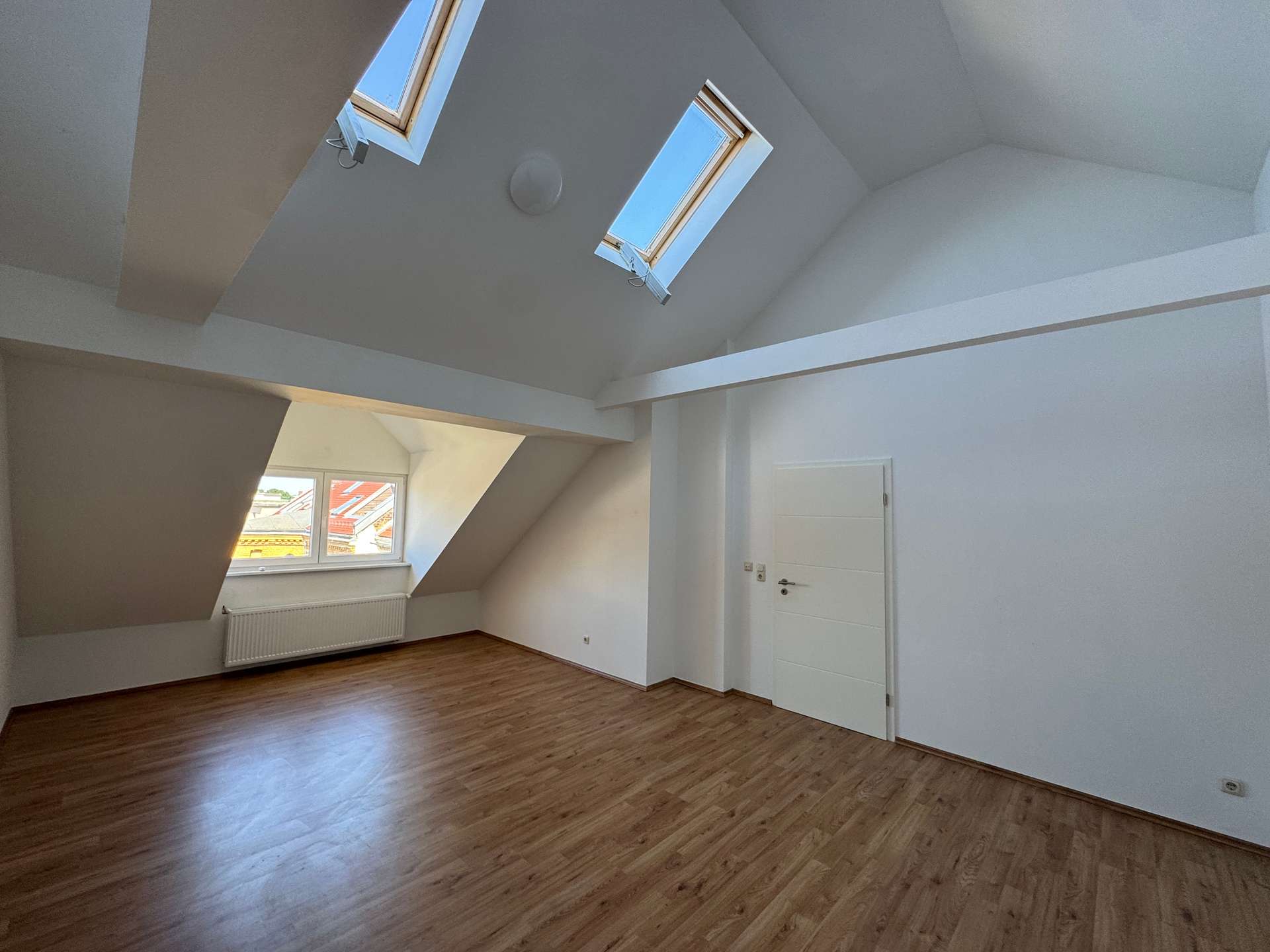 Lichtdurchflutete Dachgeschosswohnung mit Galerieflair und Aufzug im historischen Jugendstilhaus