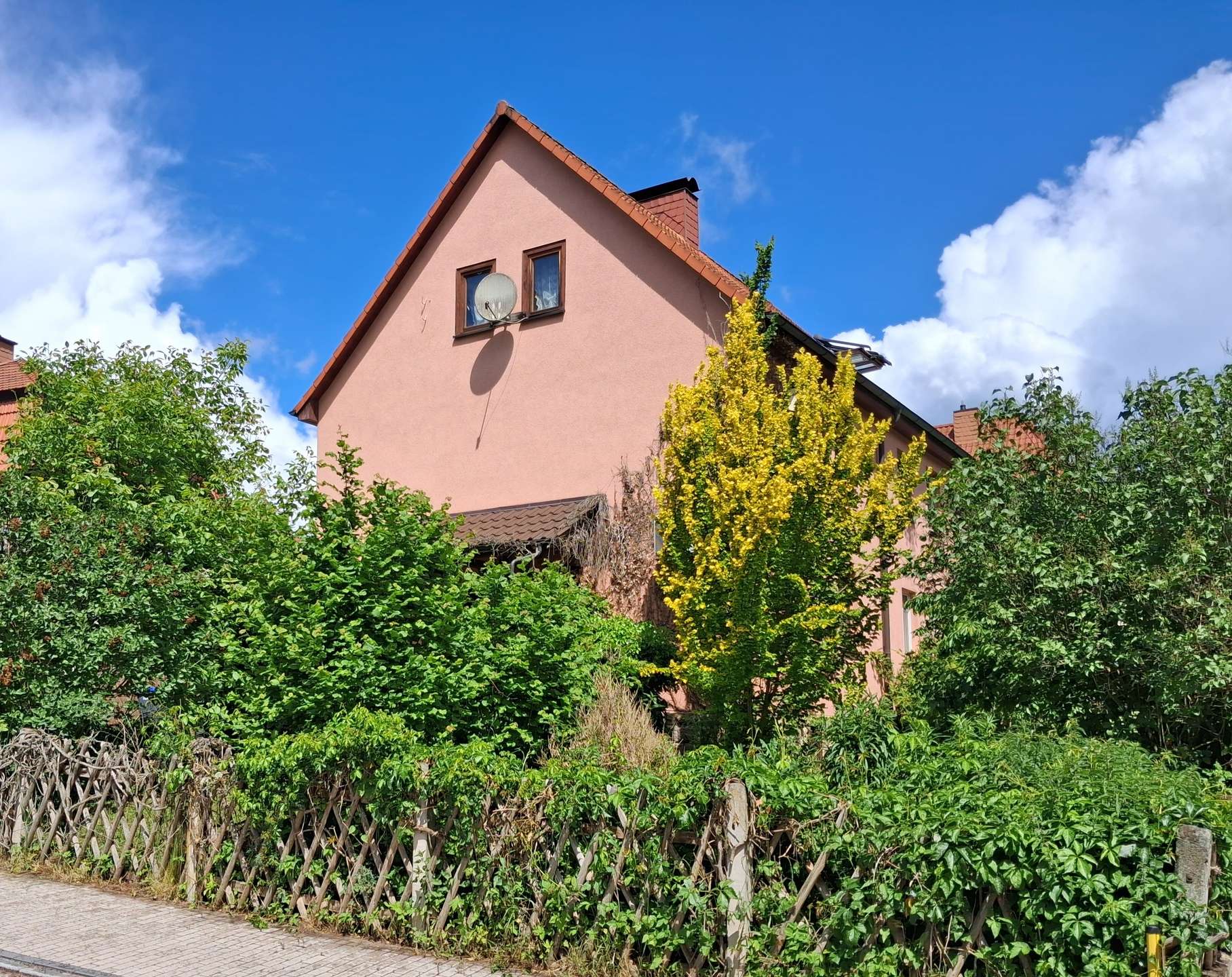 Mit handwerklichem Geschick ins Eigenheim! Sanierungsbedürftiges Haus mit Garten und Stellplatz