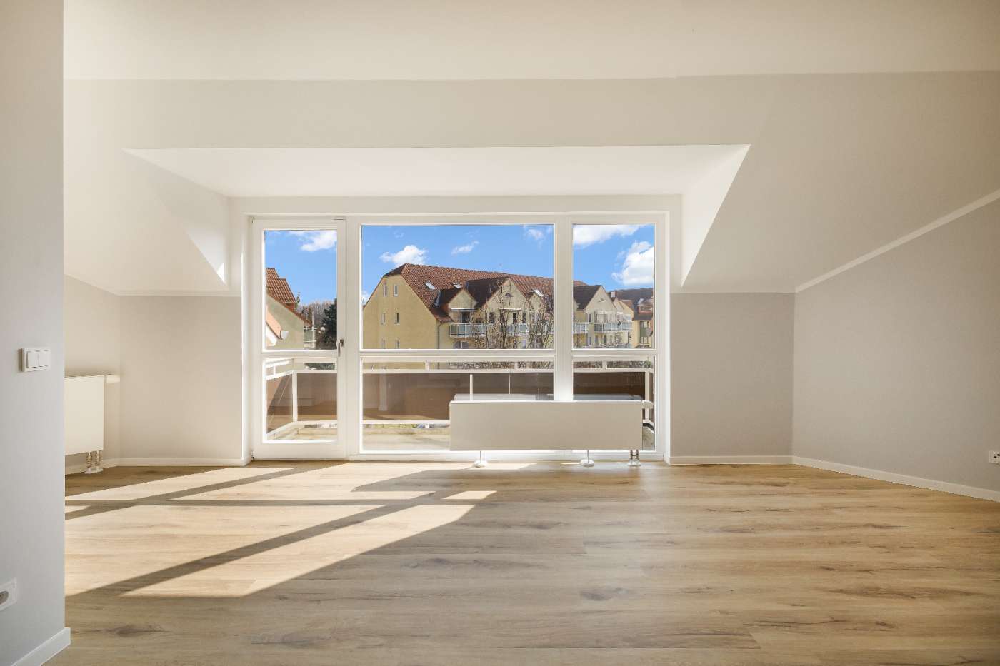 Erstbezug nach Sanierung mit Balkon, Einbauküche und Garage
