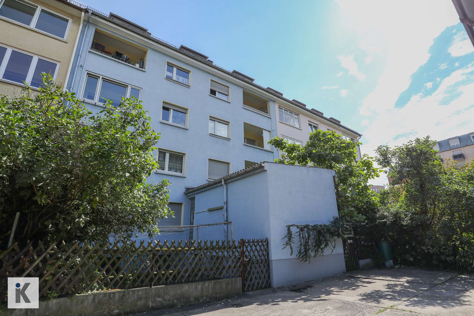 Hofansicht mit Anbau