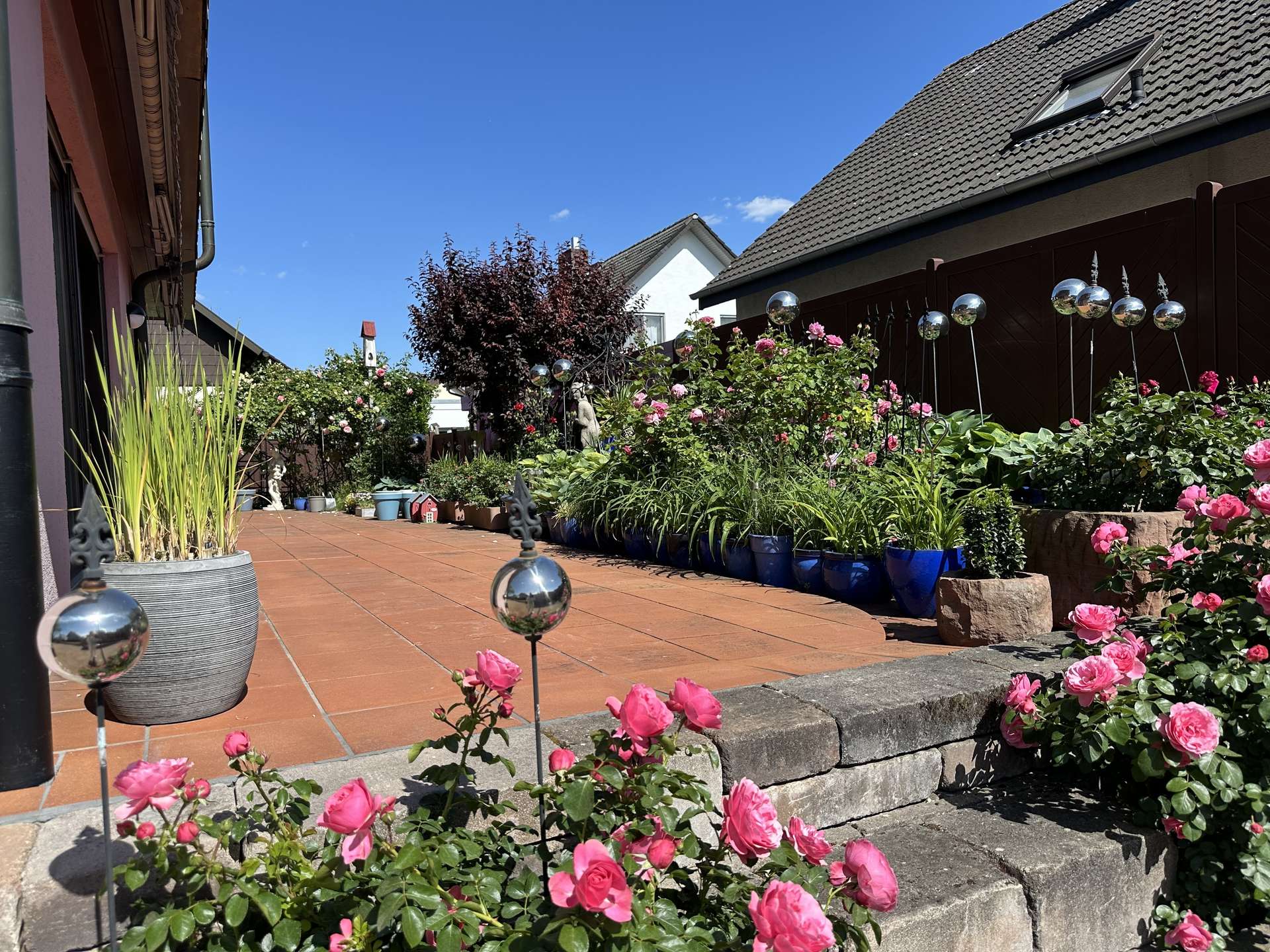 Rosenbeet mit Terrasse