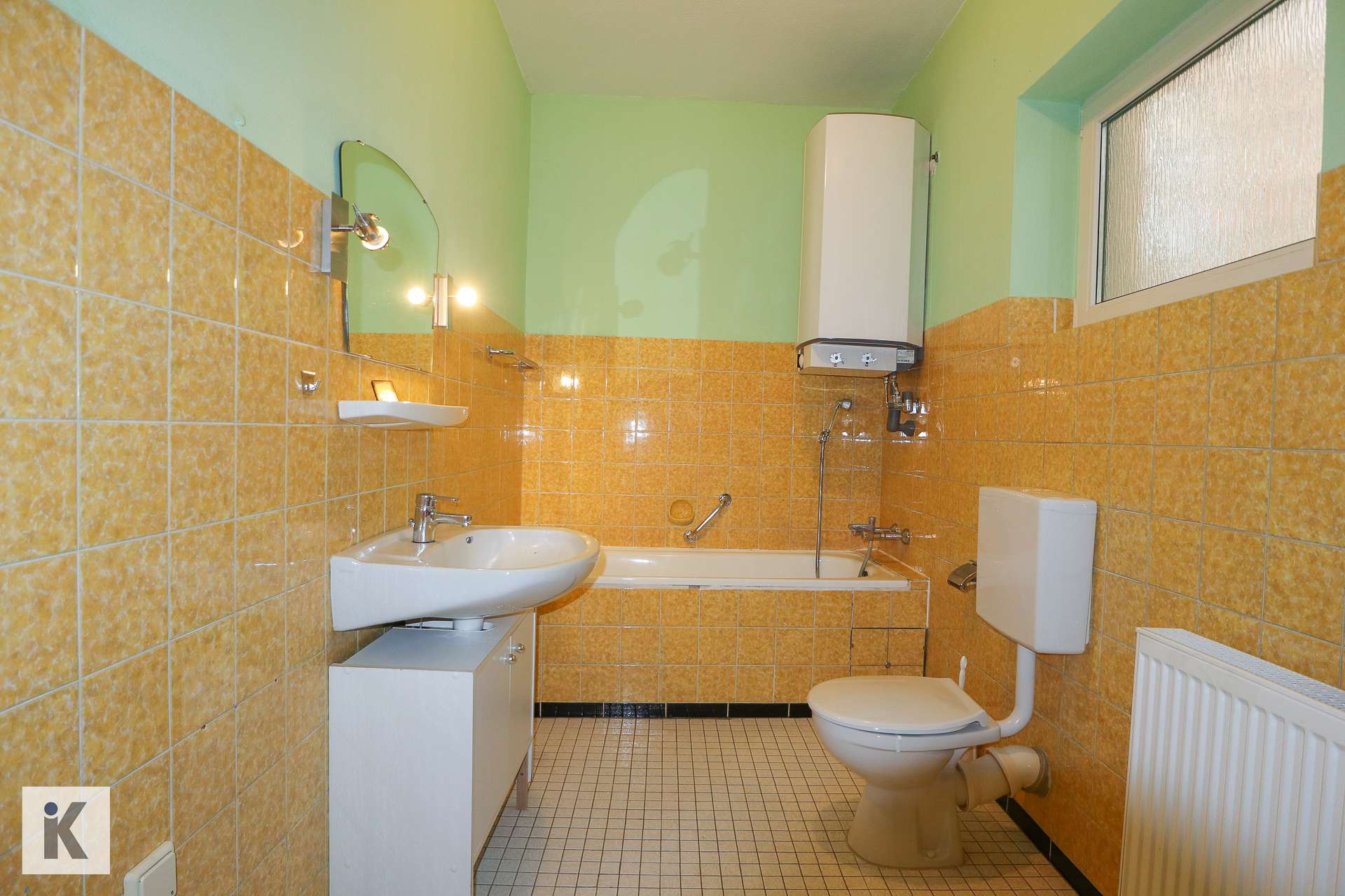 Tageslichtbad mit Wanne