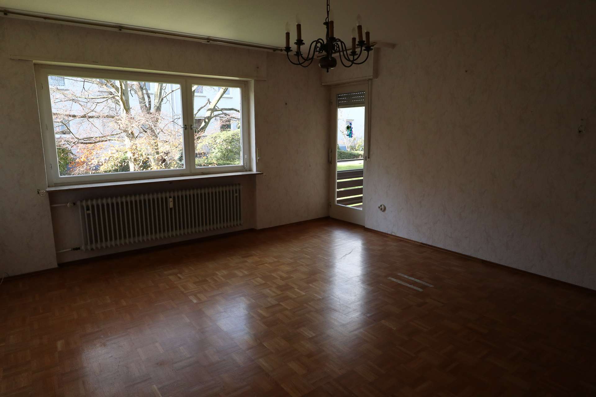 Wohnzimmer mit Balkon