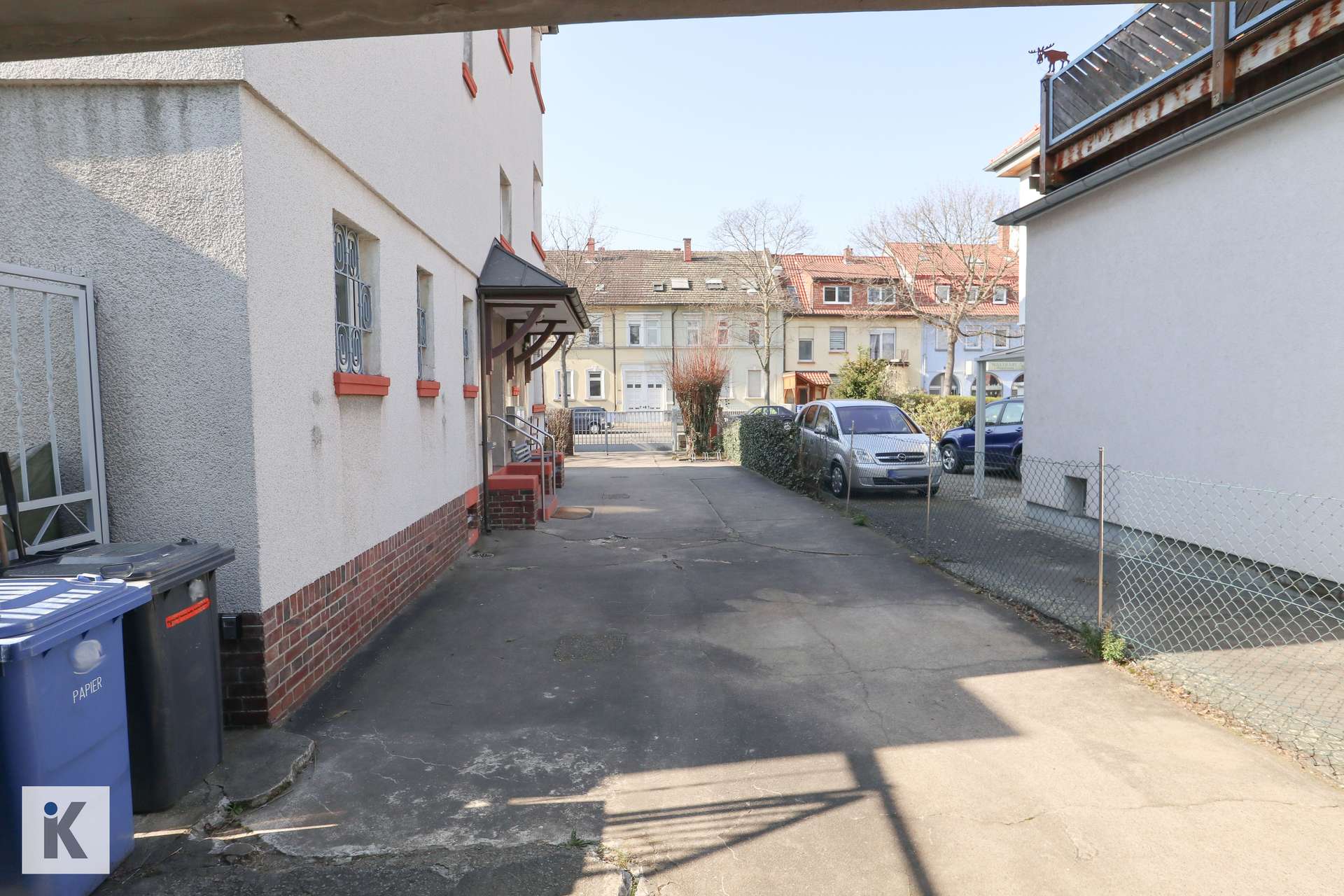 Hof Blick zur Einfahrt