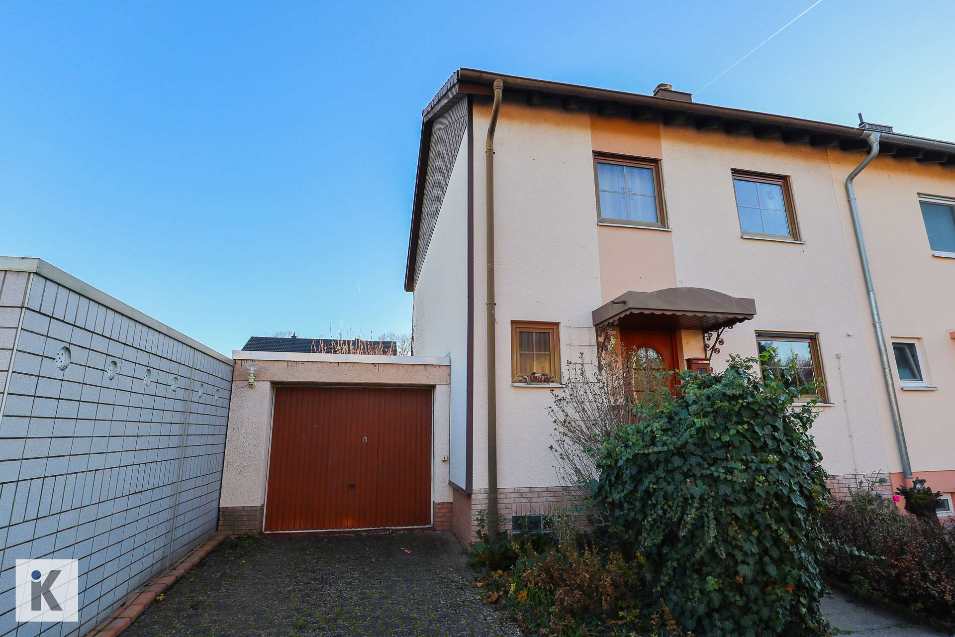 Straßenansicht mit Garage