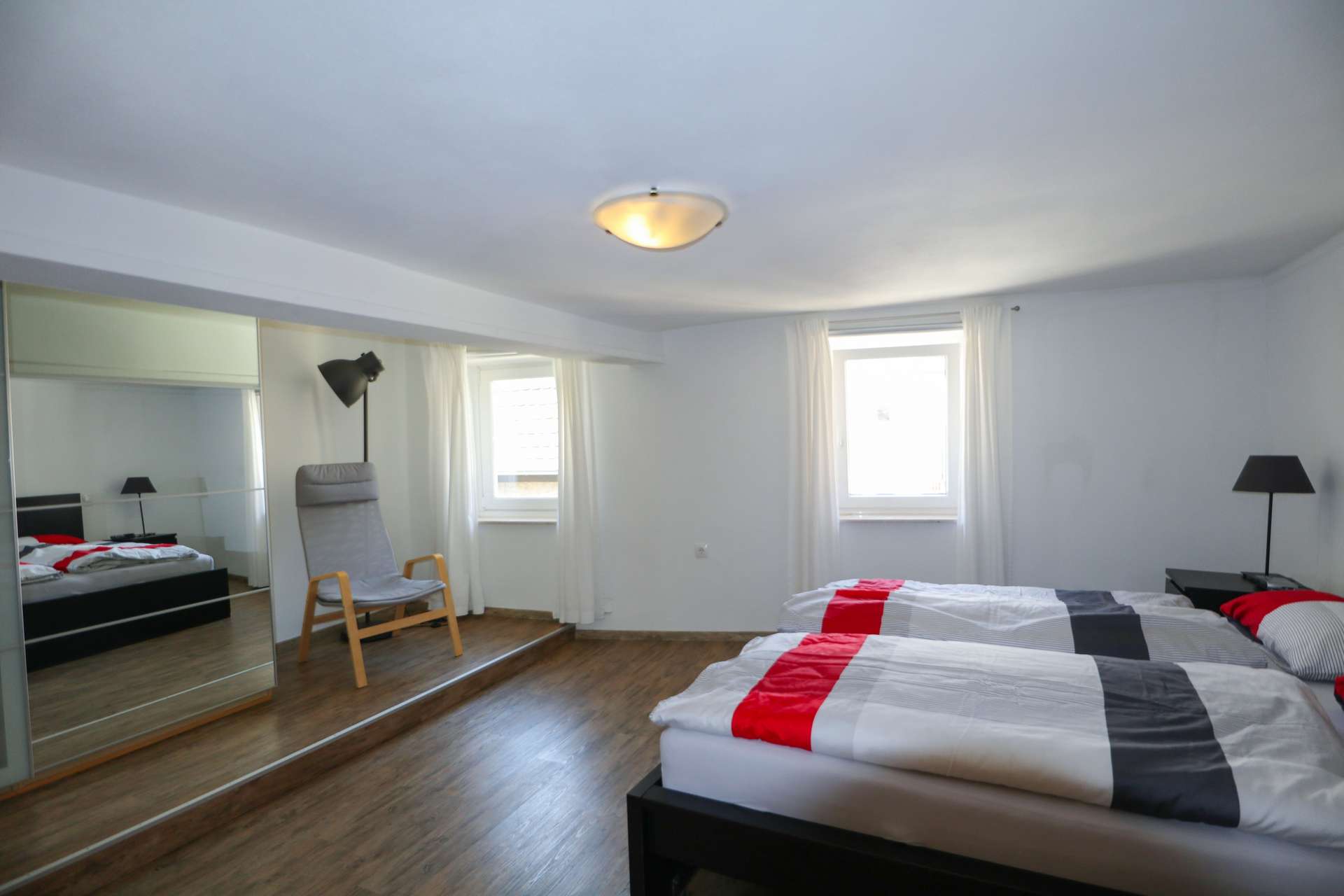 geräumiges Schlafzimmer