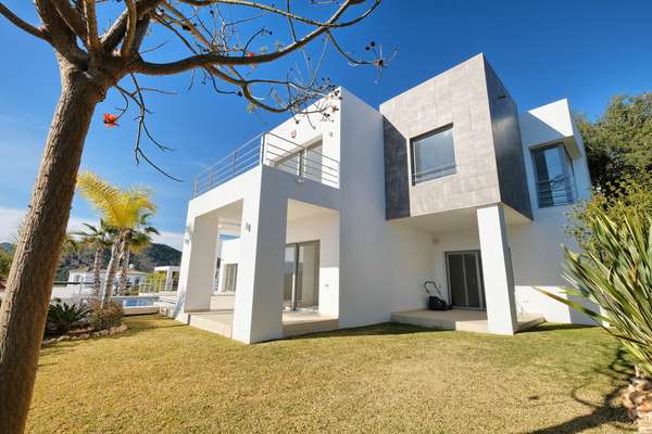 Moderne Villa mit Meerblick bei Benahavis