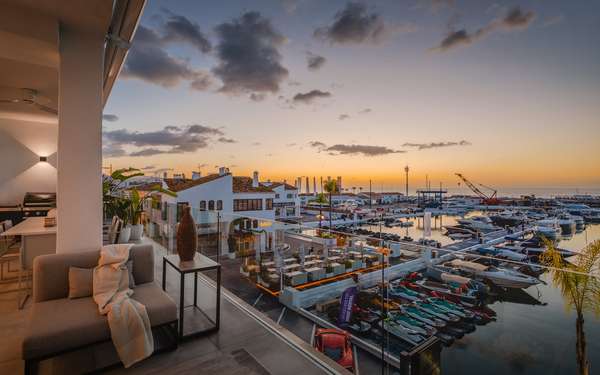 Luxuriöses Duplex-Penthouse in erster Reihe in Puerto Banús mit atemberaubendem Meerblick