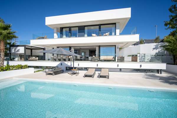 Moderne Luxusresidenz in Nueva Andalucía: Villa Alfma