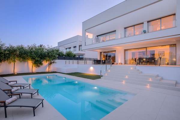 Elegante Villa in Guadalmina Baja: Luxus und Stil am Meer