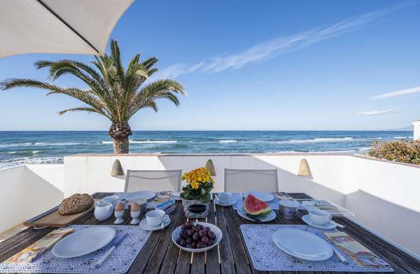 Einzigartige ruhige Strandvilla in erster Meereslinie in Vistamar Costabella Marbella