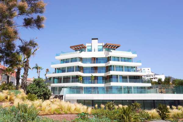 Elegante Neubauwohnungen in Estepona: Mediterraner Luxus am Strand