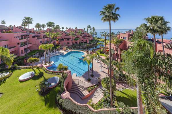 Vollständig möbliertes Duplex-Penthouse in erster Strandlinie in Cabo Bermejo, Estepona