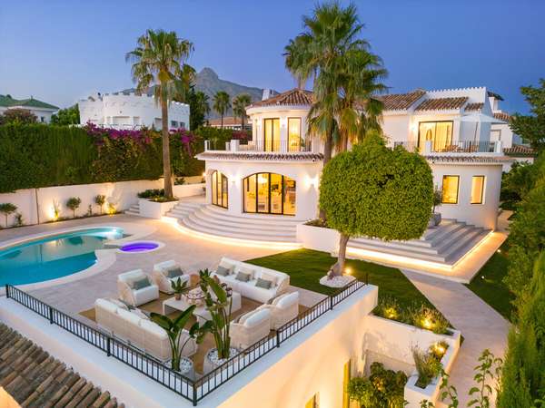 Exquisite Villa mit Andalusischem Charme in Aloha