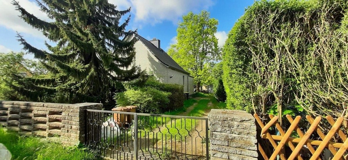 RESERVIERT! Teilbares Grundstück mit Altbestand - Neubau oder Sanierung möglich!