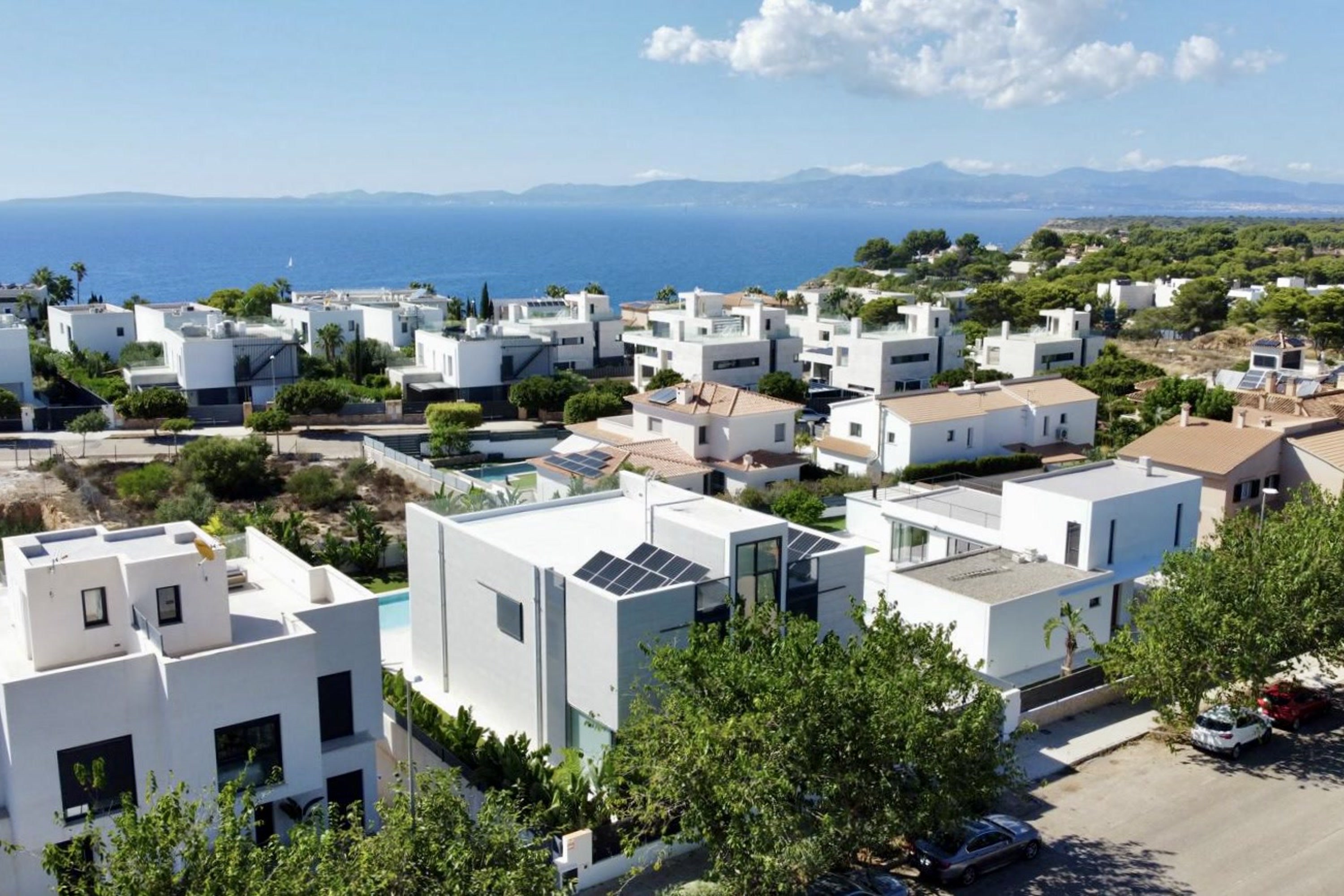 Design-Villa mit Dachterrasse und Teilmeerblick, Tiefgarage und Pool