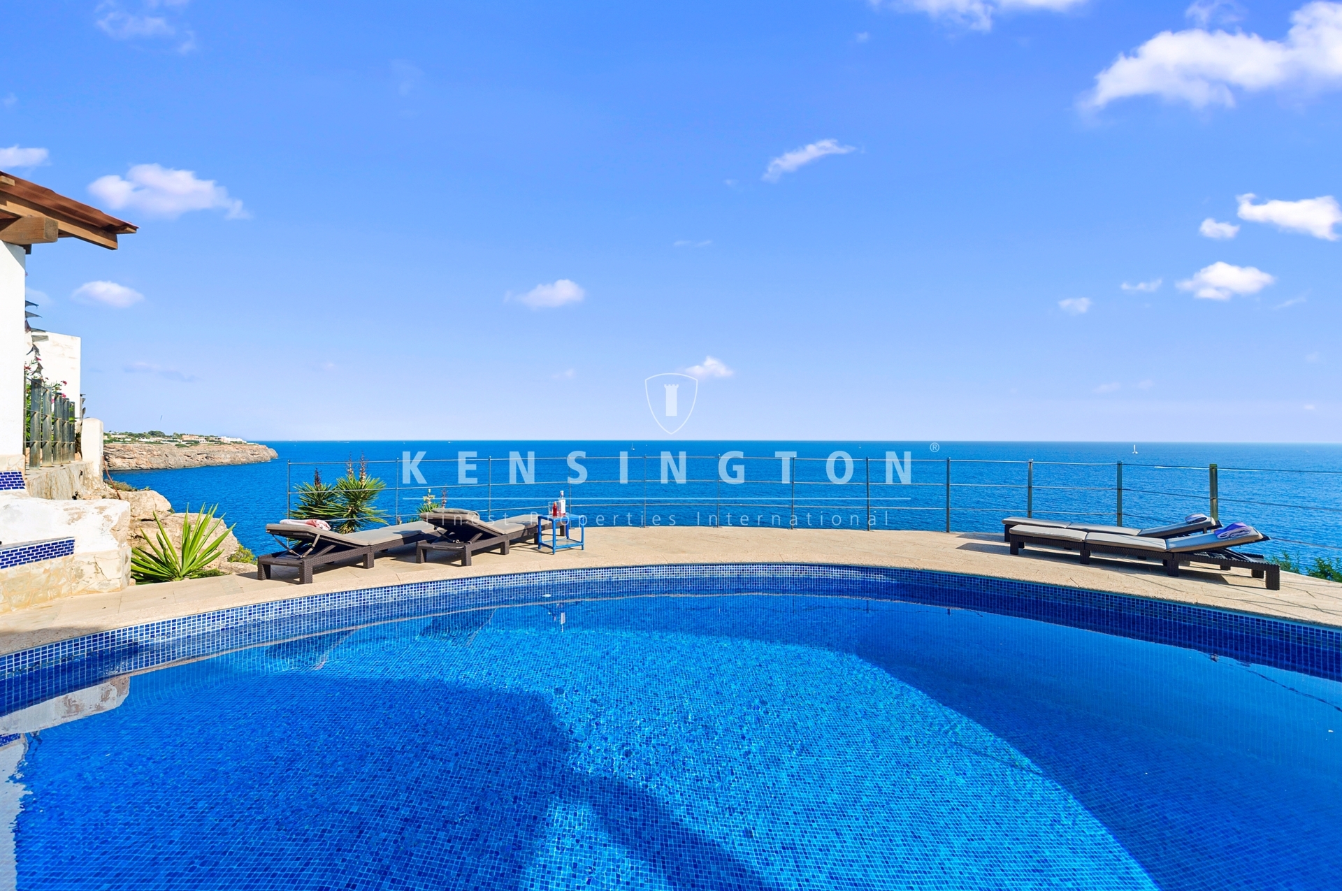 House on the front line of the sea with an extra plot in Cala Pi, Llucmajor