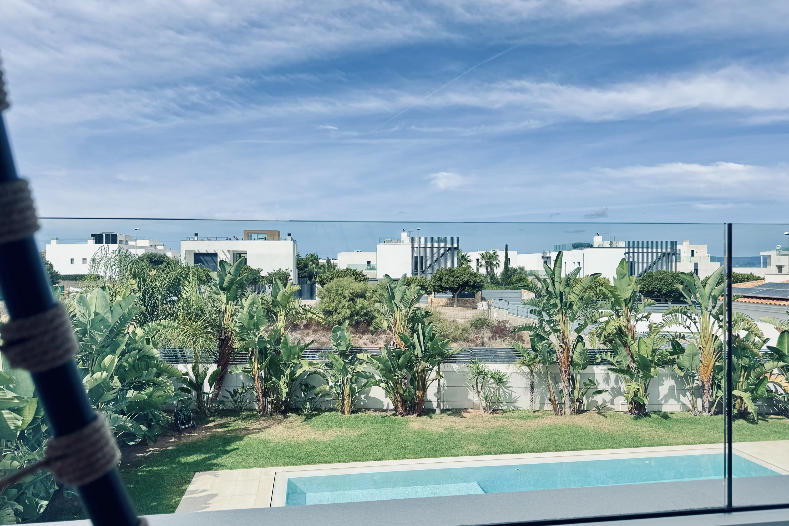 Design-Villa mit Dachterrasse und Teilmeerblick, Tiefgarage und Pool