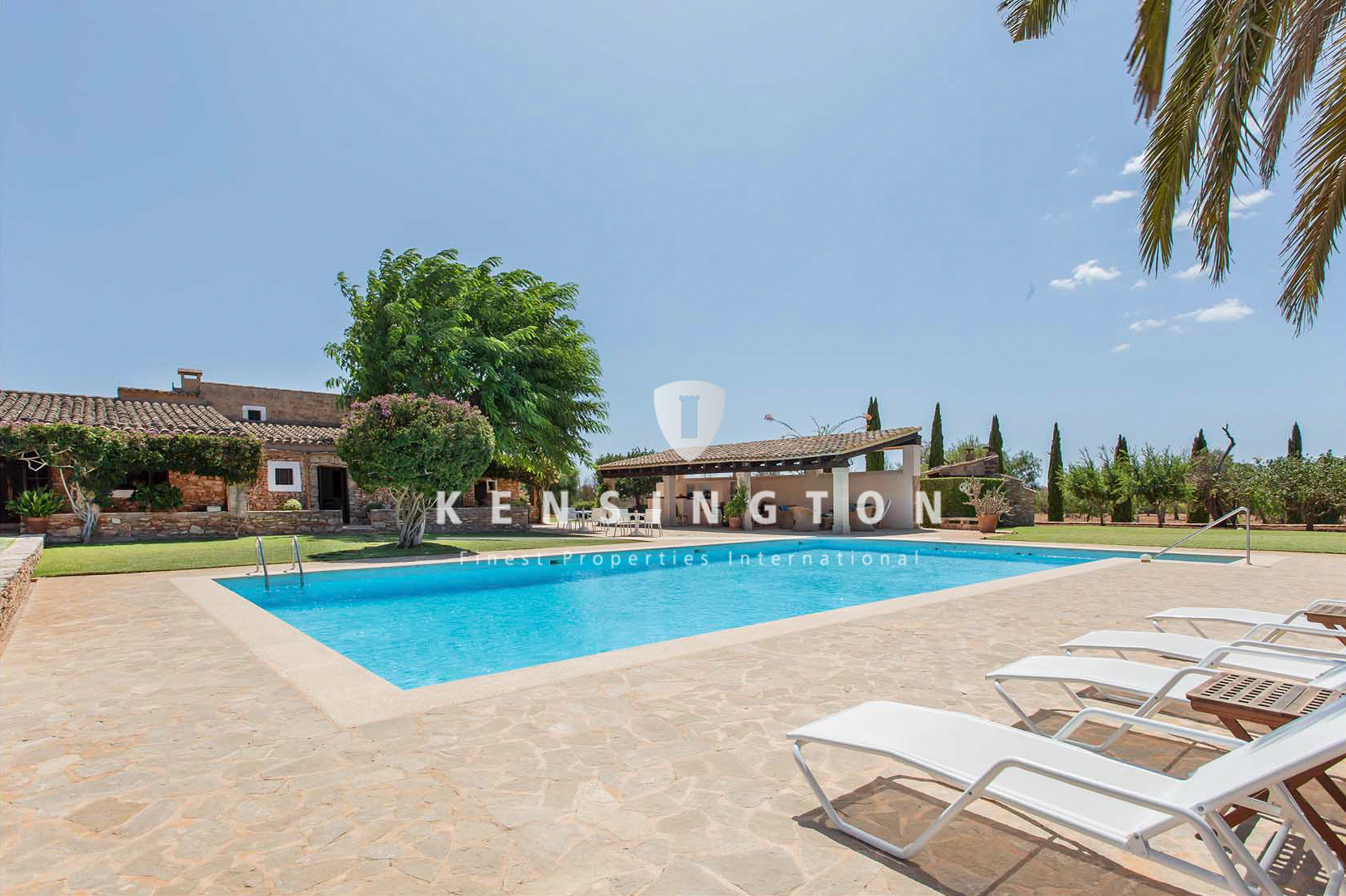 Finca-Anwesen mit zwei Häusern, fünf Parzellen und großem Pool
