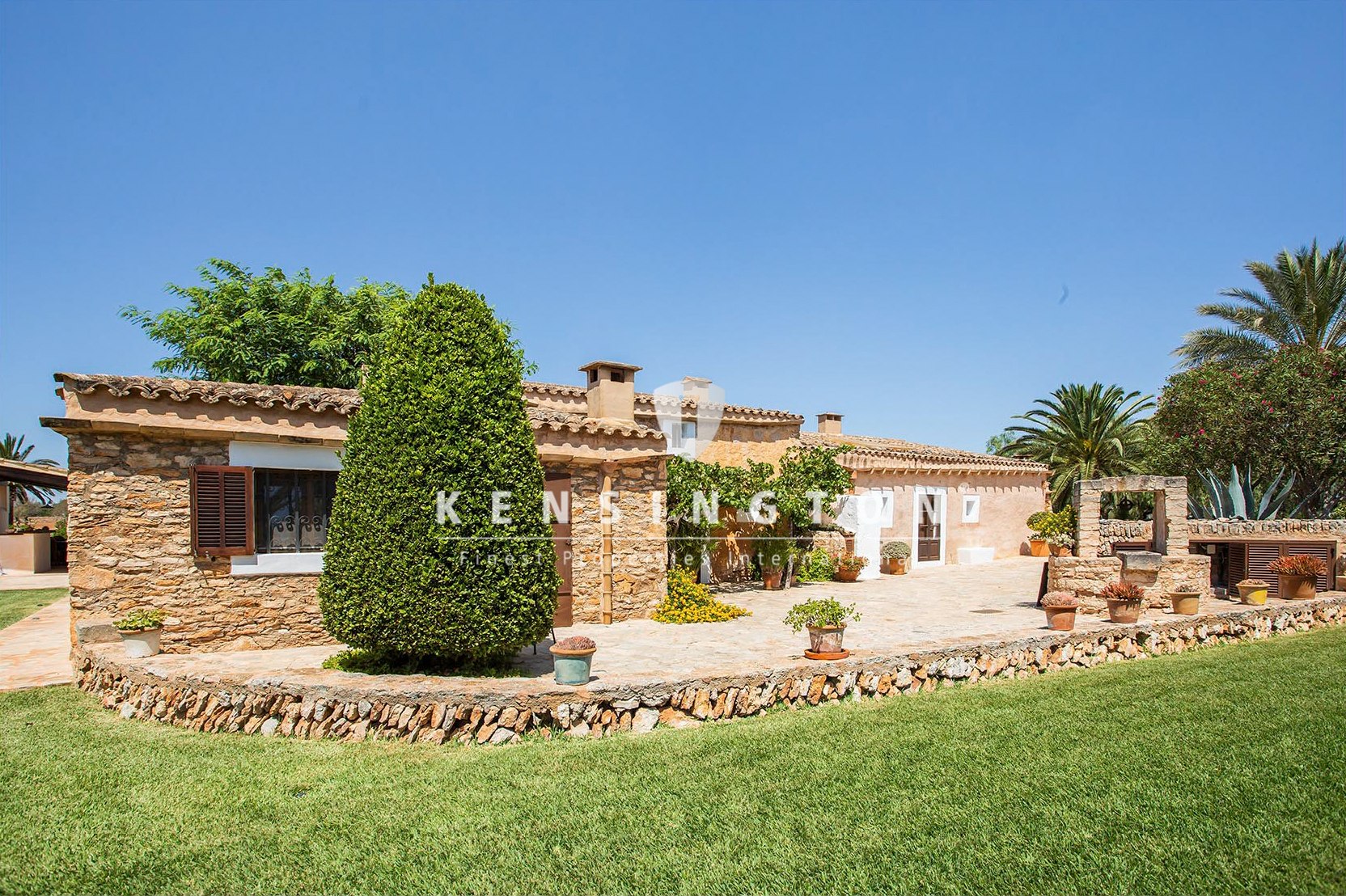 Finca-Anwesen mit zwei Häusern, fünf Parzellen und großem Pool