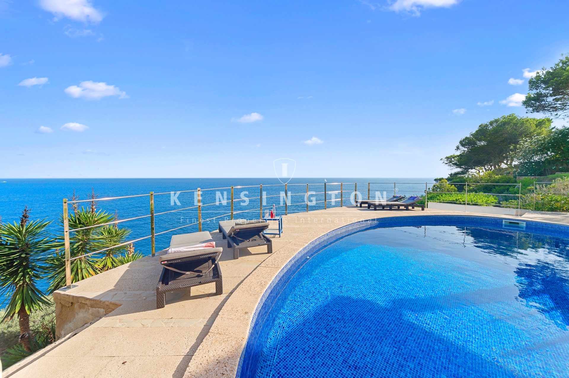House on the front line of the sea with an extra plot in Cala Pi, Llucmajor