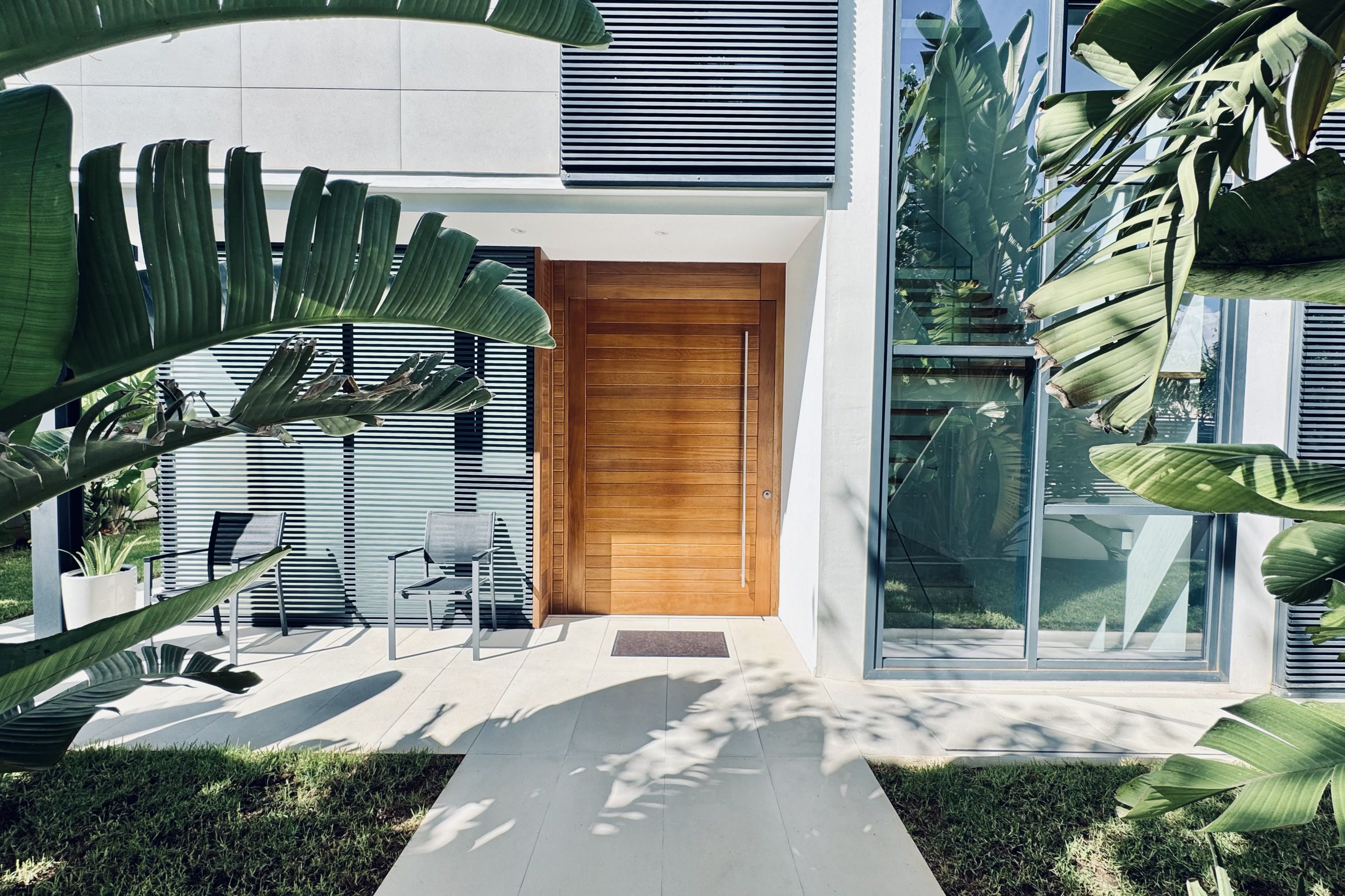 Design-Villa mit Dachterrasse und Teilmeerblick, Tiefgarage und Pool