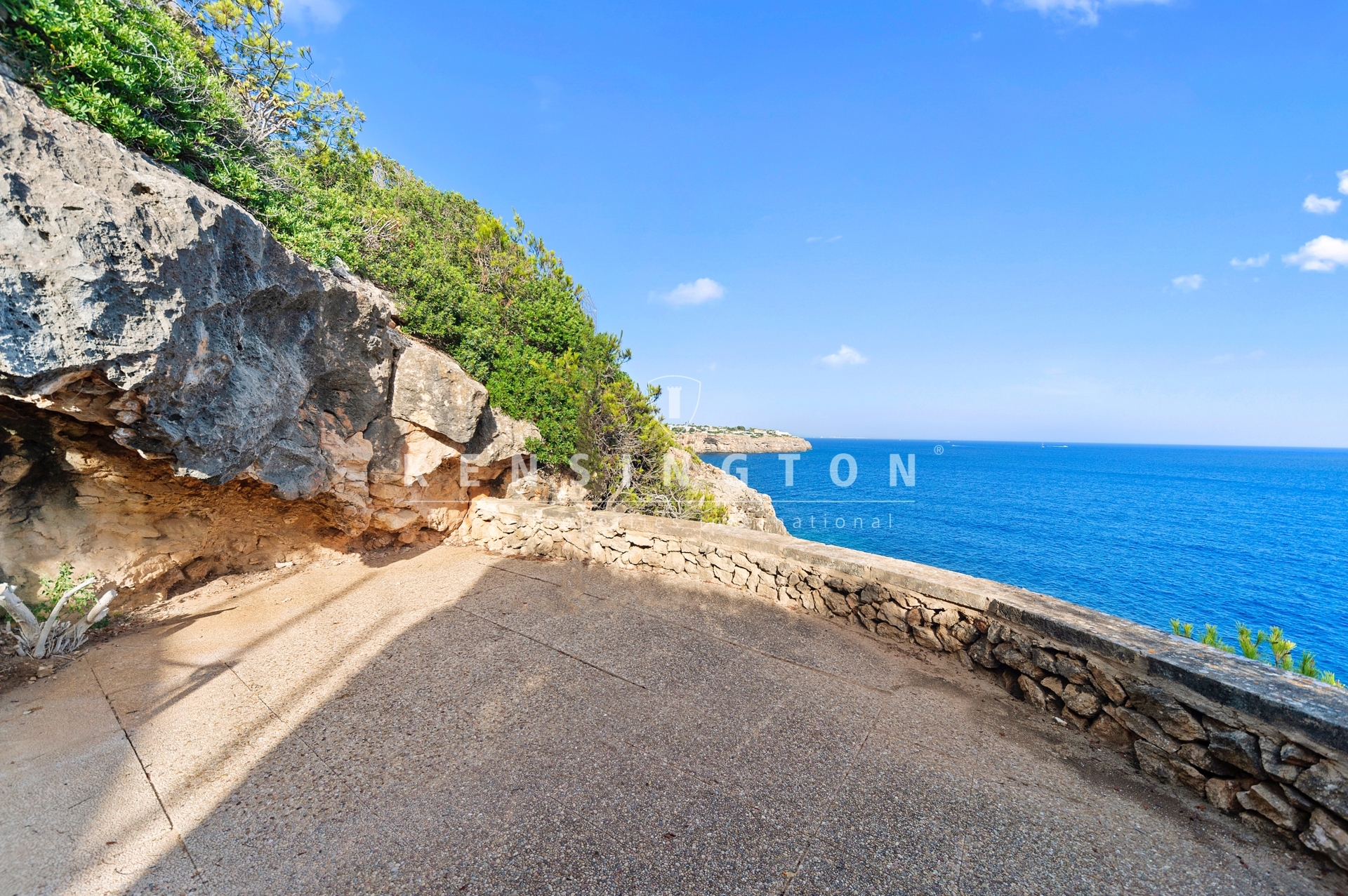 House on the front line of the sea with an extra plot in Cala Pi, Llucmajor