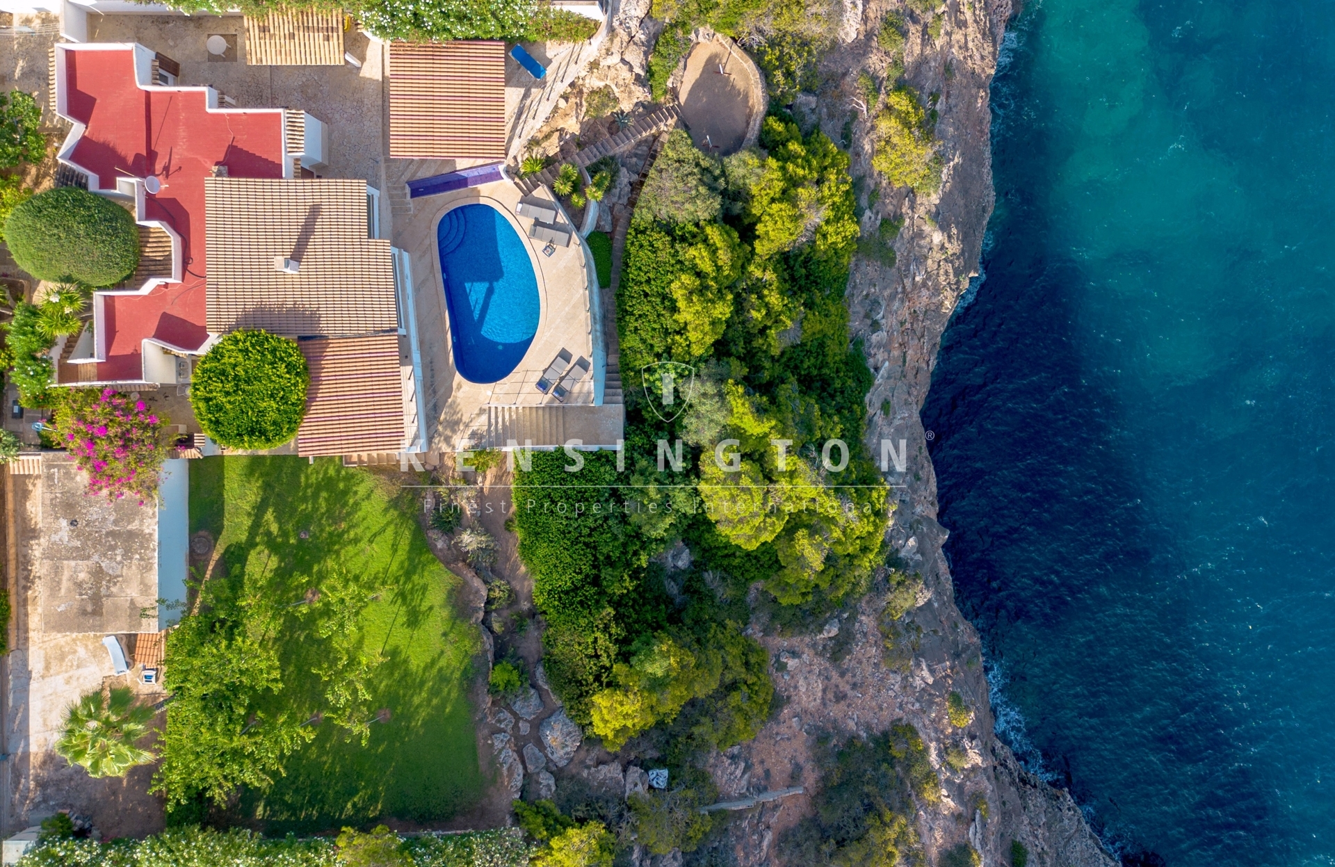 House on the front line of the sea with an extra plot in Cala Pi, Llucmajor
