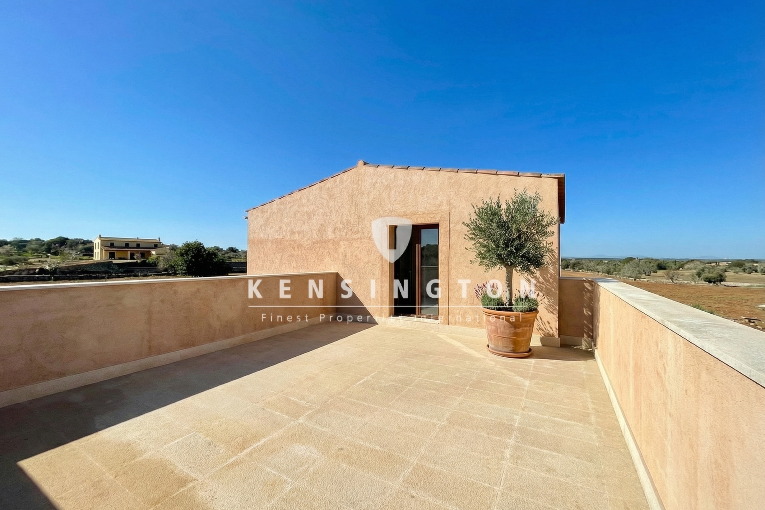 Moderne Natursteinfinca mit Blick auf die Kirche von Santanyí, Mallorca