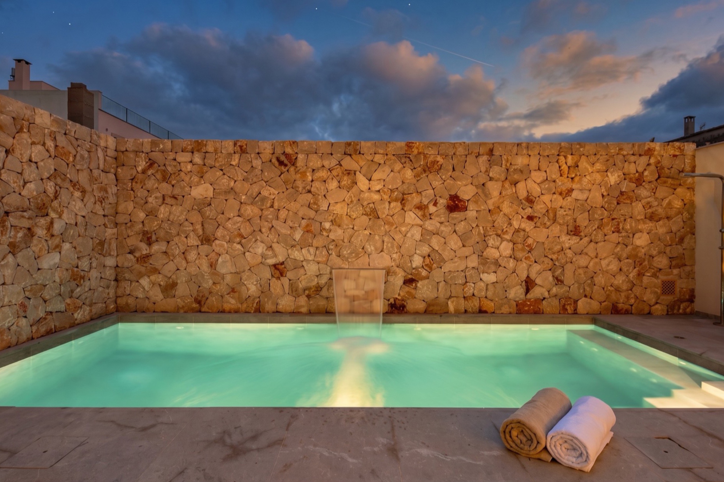 Neubau-Stadthaus mit Dachterrasse & Meerblick in Ses Salines, Mallorca