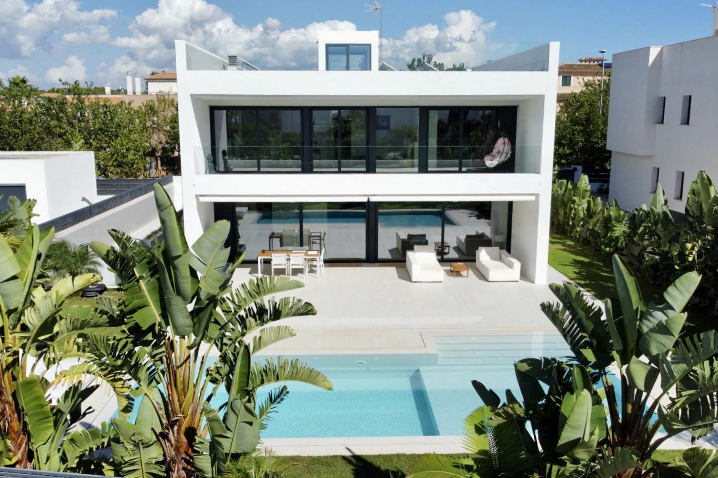 Design-Villa mit Dachterrasse und Teilmeerblick, Tiefgarage und Pool