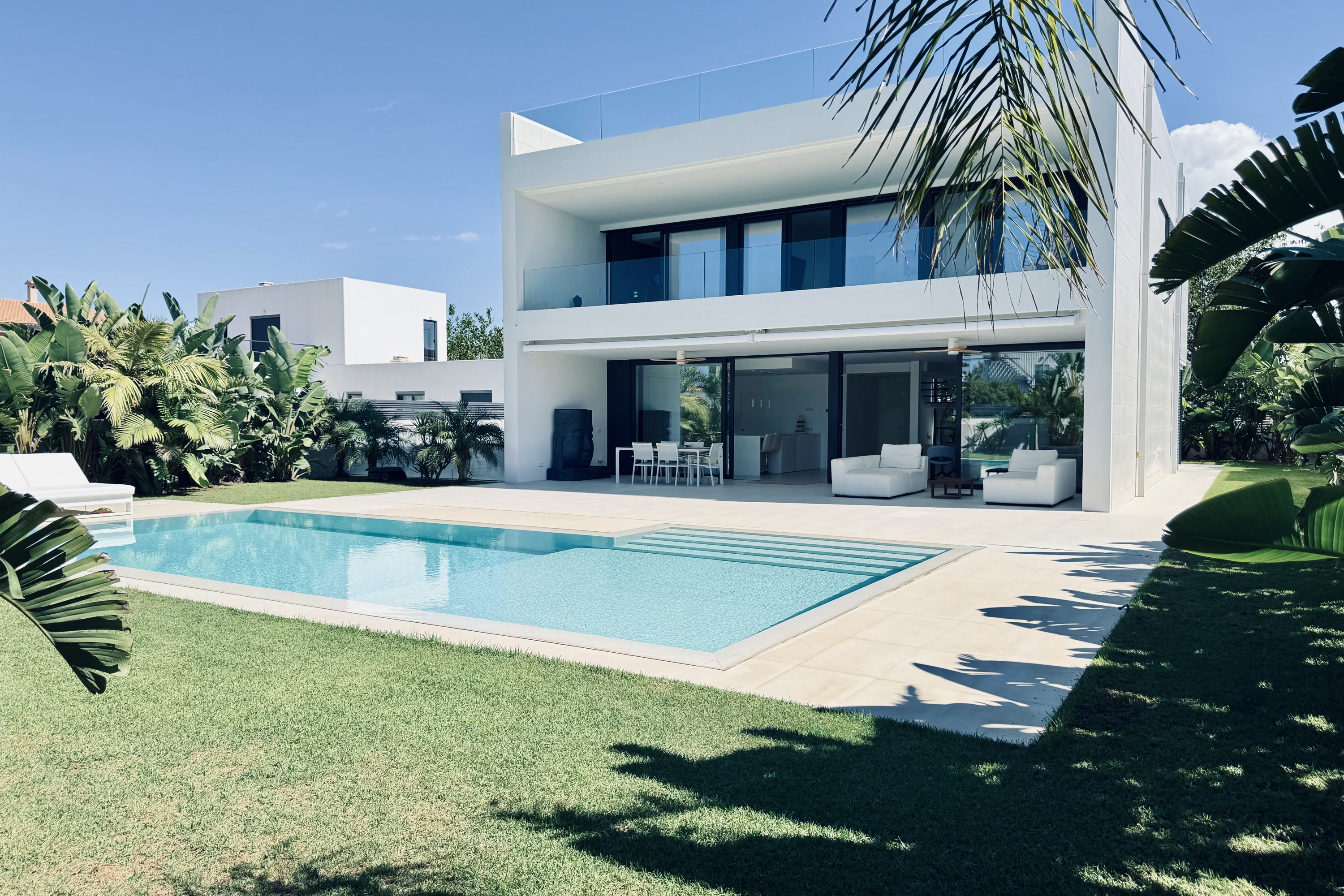 Design-Villa mit Dachterrasse und Teilmeerblick, Tiefgarage und Pool
