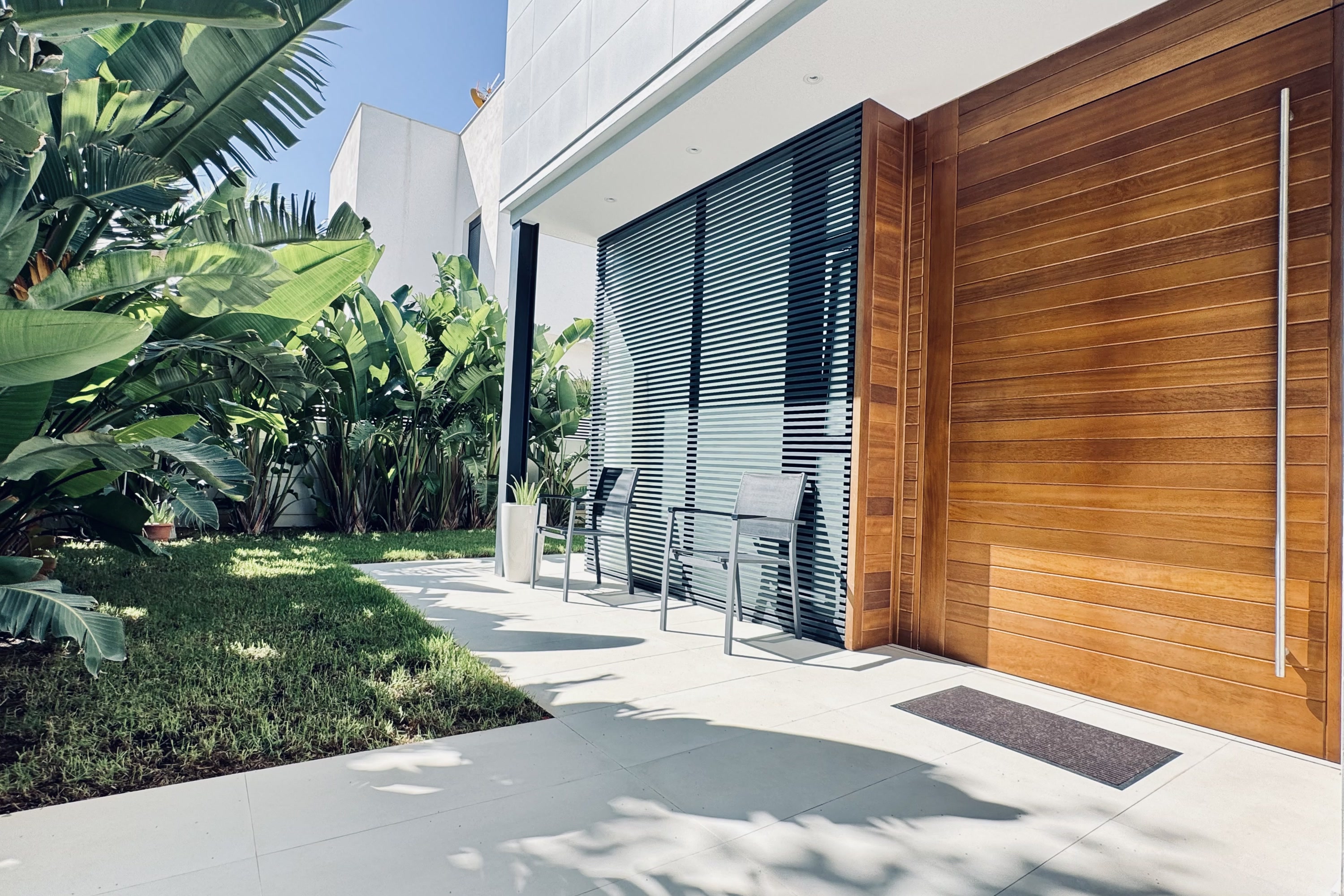 Design-Villa mit Dachterrasse und Teilmeerblick, Tiefgarage und Pool