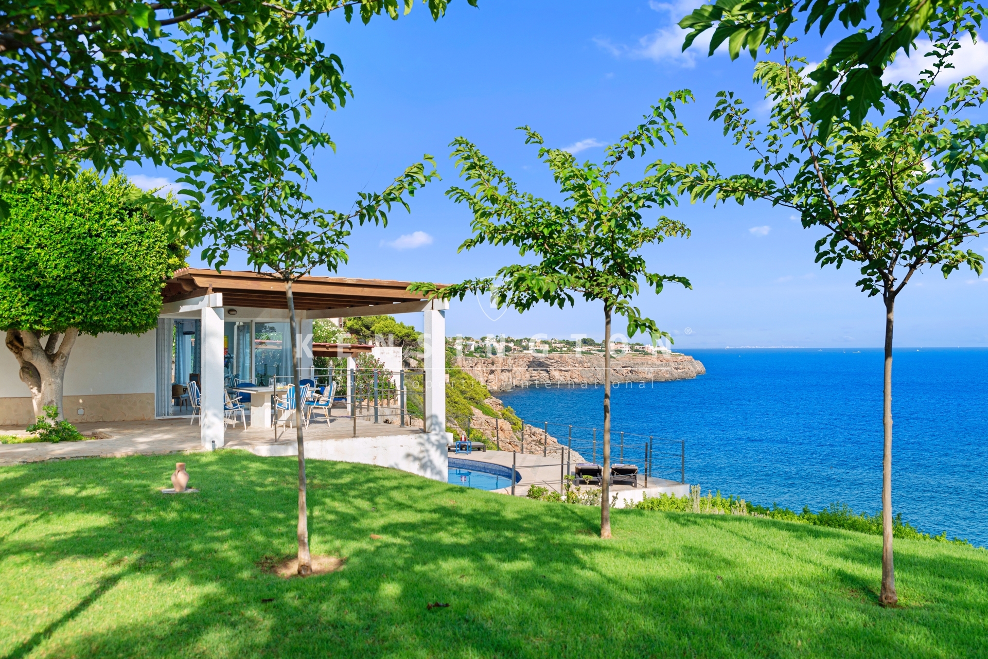 House on the front line of the sea with an extra plot in Cala Pi, Llucmajor