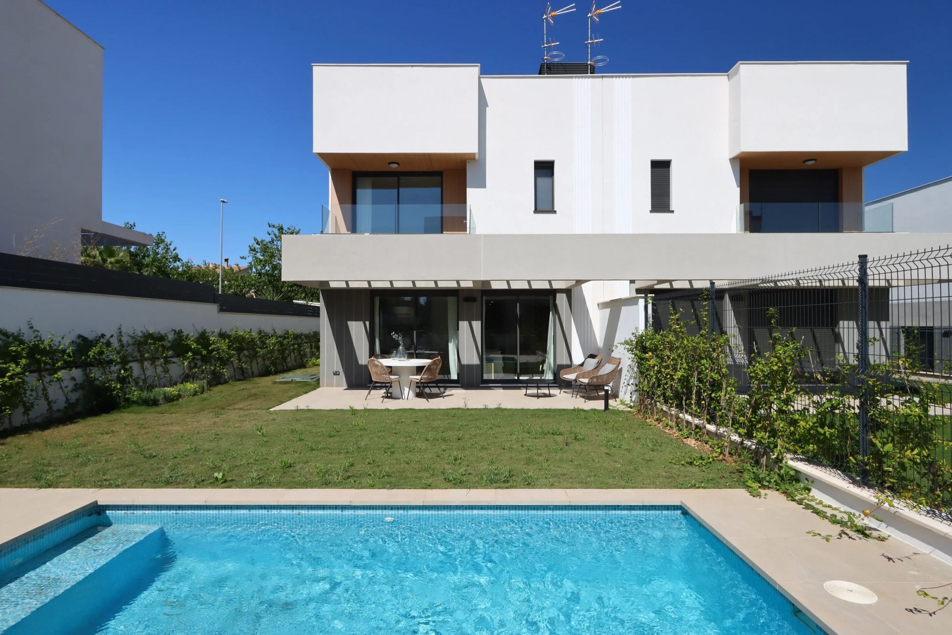 Ready-to-move-in new-build semi-detached house with partial sea view in Puig de Ros, Mallorca