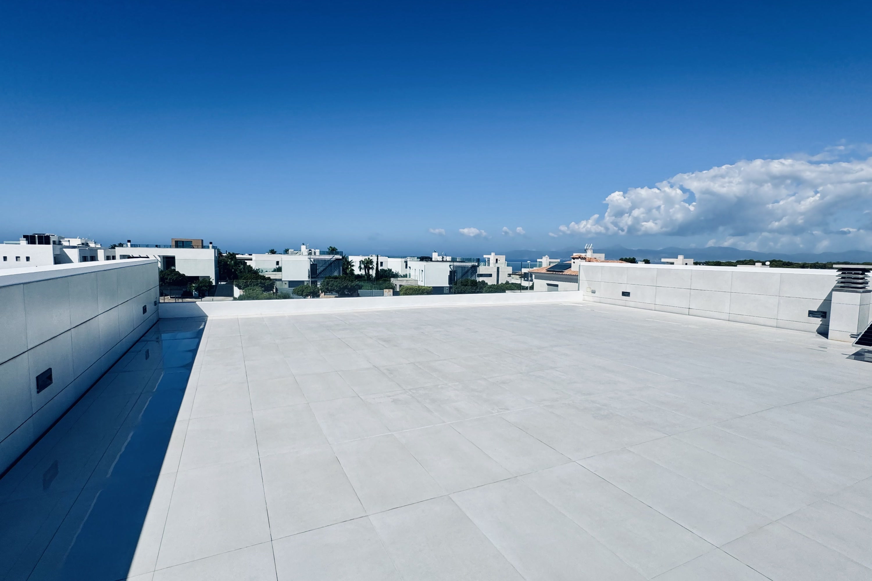 Design-Villa mit Dachterrasse und Teilmeerblick, Tiefgarage und Pool