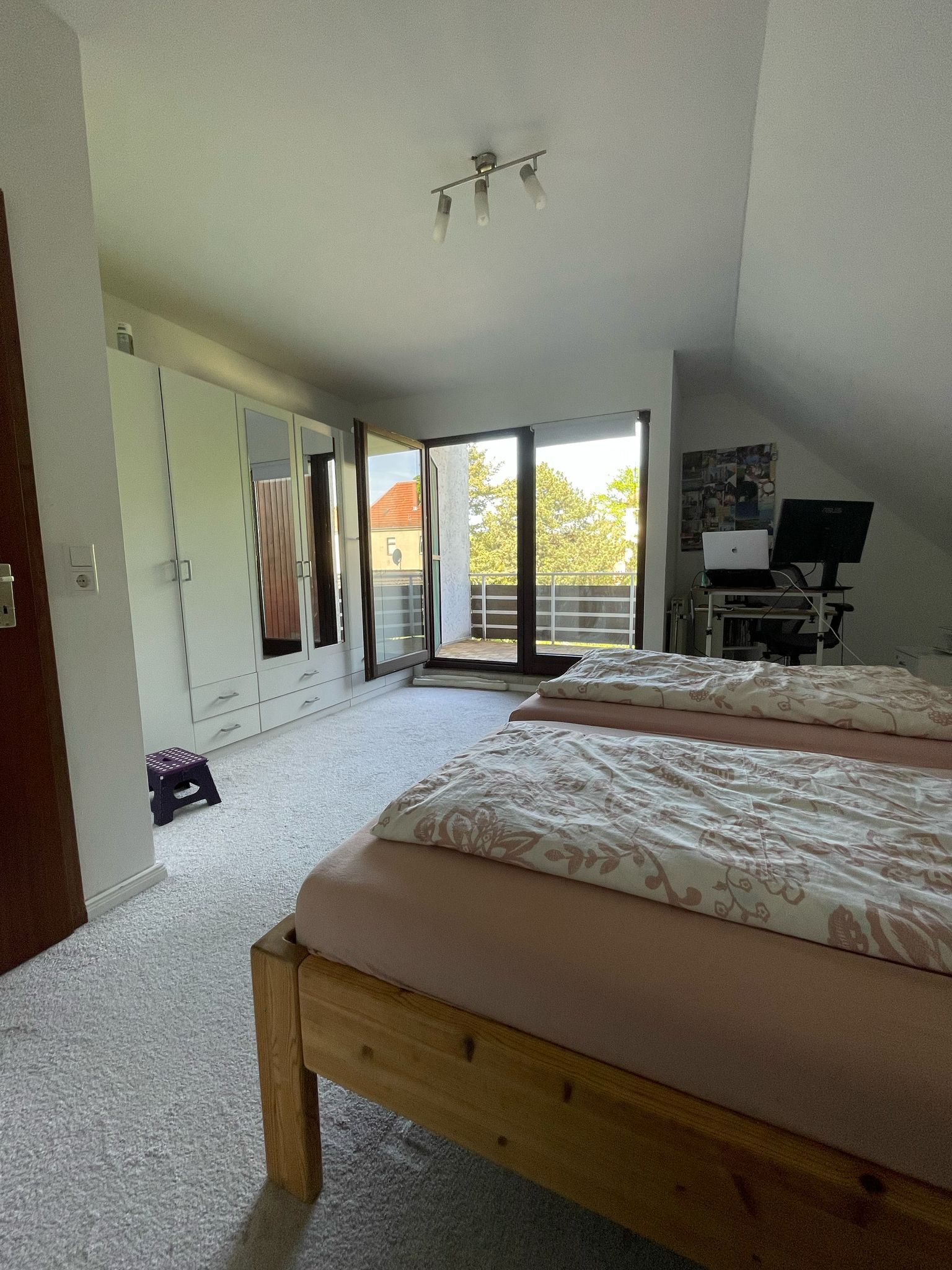 Schlafzimmer (DG)